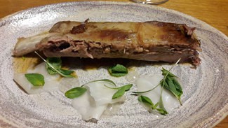 Costillar de cerdo ibérico con coco tierno y jugo thai.