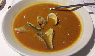 Sopa de cigalas con pescado de lonja y berberechos