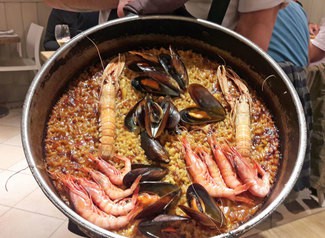 Paella con cigalas y gambitas de la Barceloneta, mejillones y sepia