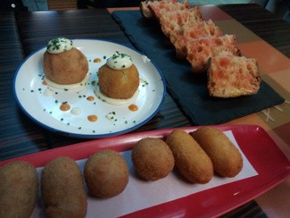 Croquetas, bombas de la Barceloneta y pan de coca