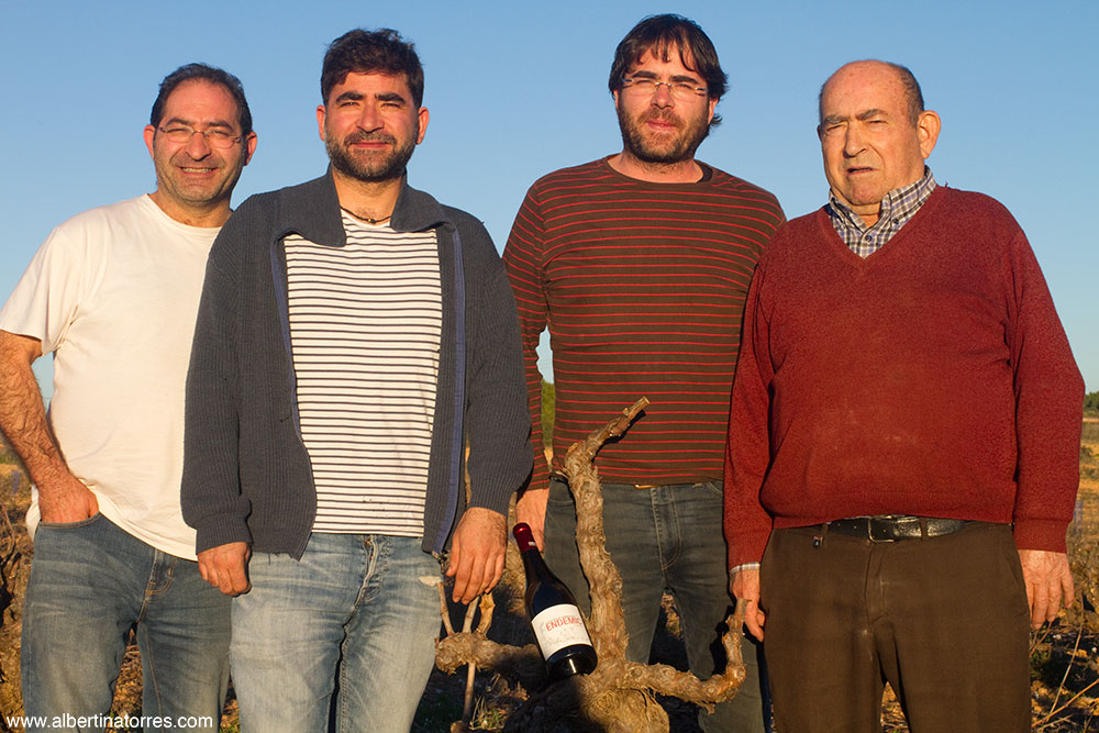 el padre y los 3 hijos