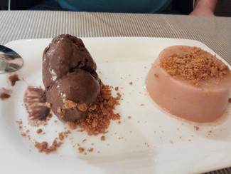 Tatin de melocotón con helado de chocolate al 70%