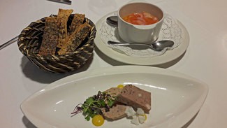 Terrinas de jabalí y perdiz con tomate y cebolla de Figueres con pan crujiente a las finas hierbas