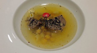 Caldo de caza con pilota trufada, galets y garbanzos