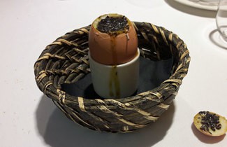 Huevo a la coque relleno de tartar de trufas melanosporum