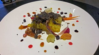 Ensalada de col a la brasa con encurtidos y trufa tuber melanosporum.