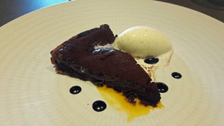 Guifré : Pastel de chocolate clásico, salsa de cacao, fruta de la pasión y helado de vainilla.