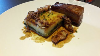 Pastel de patata con puerros confit,  pequeñas sepias i panceta.