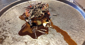 Liebre guisada al vino con patata cremosa, foie-gras de pato y trufa melanosporum.