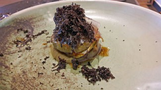 Alcachofa rellena de butifarra del perol y trufa melanosporum.