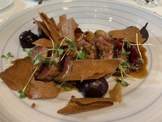 Pato con manzana asada