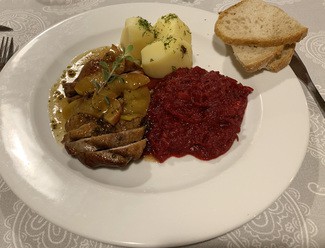 Pato con manzana asada