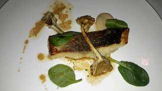 Pescado del mercado (lubina) con crema de almendras, vinagreta de meunière y alcachofa
