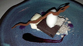 Bizcocho de cacaco al vapor, mousse de violeta y sorbete de coco