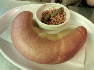 Fleischwust con queso Cheddar y crujiente de cebolla