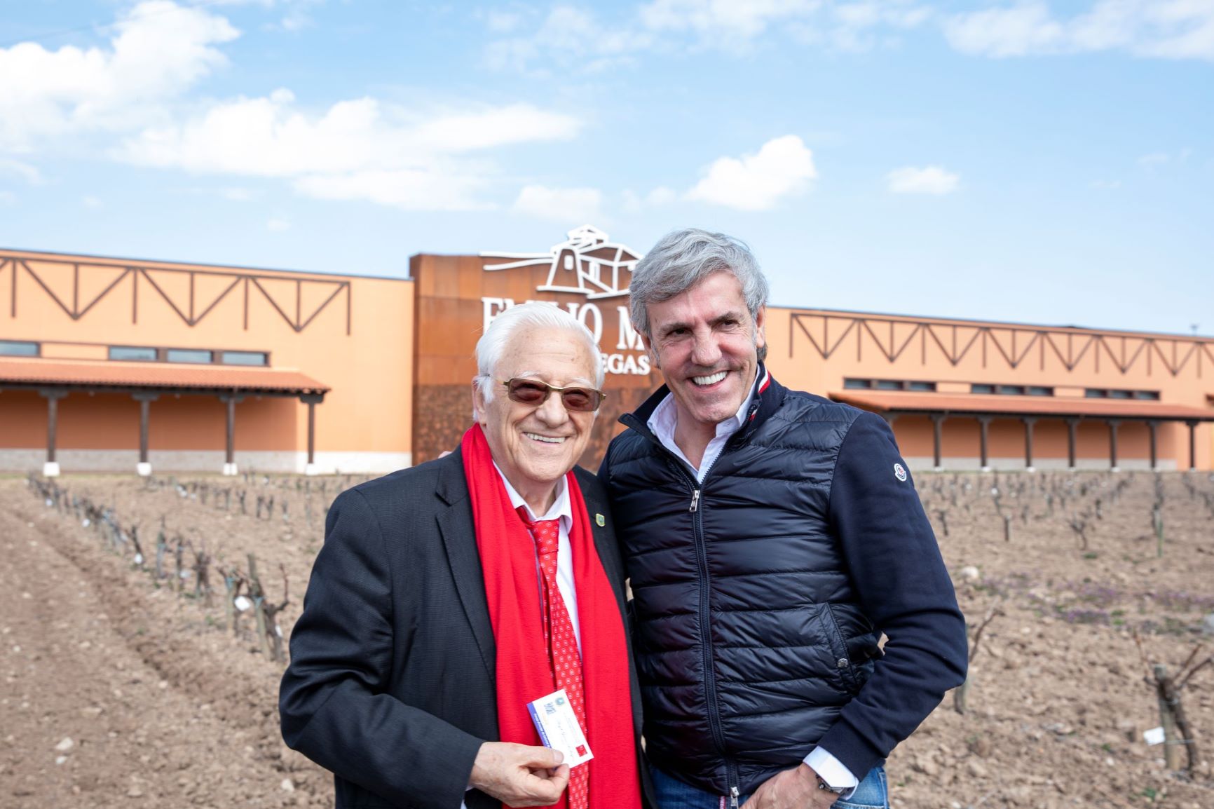 Bodegas Emilio Moro recibe a los parroquianos de mensajeros de la paz