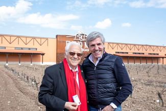 Bodegas Emilio Moro recibe a los parroquianos de mensajeros de la paz