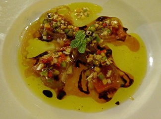 Atún marinado con caramelo de tomate y gelatina de limón y menta