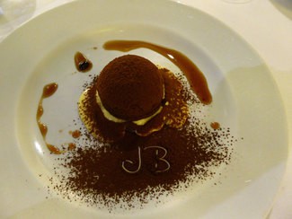 Esfera de mousse de chocolate y mandarina