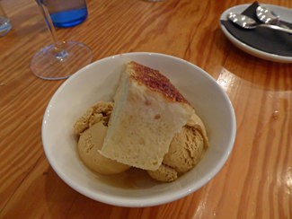 Torrija caramelizada con su helado