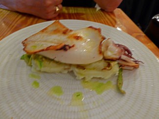 Calamar sahariano sobre crema de papas y calabacin