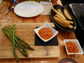 Esparragos trigueros  a la plancha y Papas Naia con salsa picante