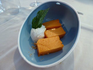 Calabaza de Soo, sobre tierra de Soo con helado de chocolate blanco