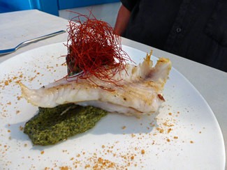 Lomo de vieja al horno con pesto de algas y setas salteadas