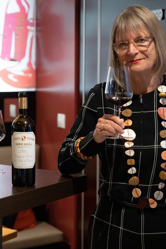 Jancis Robinson estrena libro y copa en Madrid para convertirse en “Experto en vino  en 24 horas”