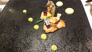 Dados de salmón en osmosis de malvasia