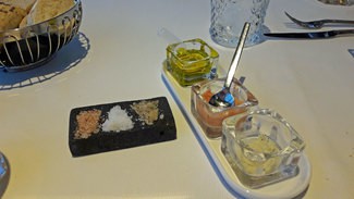 Degustación de sales, AOVE, tomate y mantequilla con aroma de trufa.