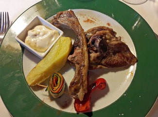 Cordero lechal con guarnición