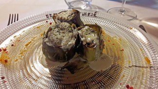 Alcachofas de nuestro huerto ecológico rellenas de butifarra de perol y queso gratinado.