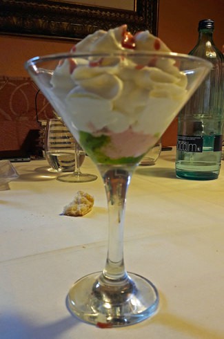 Espuma de yogurt de la Fageda con helado de fresa y coulis de kiwi.