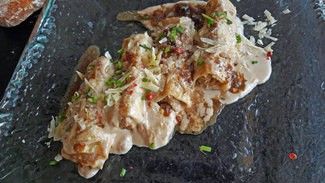 Canalones de pularda trufados con parmesano