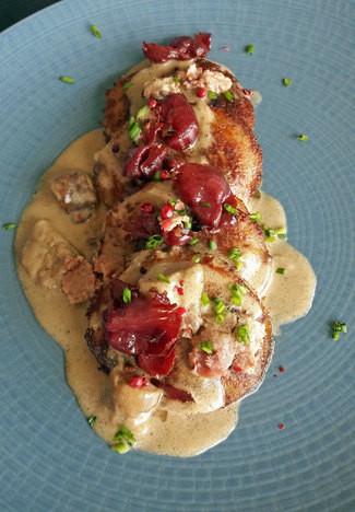 Patatas de Molló rellenas de carne del asado de fiesta mayor, foie mi-cuit con confit de pato i crema de boletus a la pimienta rosa