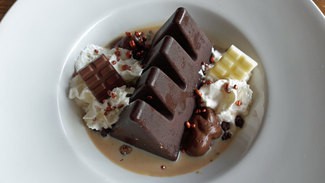 Crujiente de chocolate negro relleno de semifrio de café arábica, base de galleta belga y Bailey's