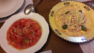 Tomate de Montserrat con cebolla y Fesols de Santa Pau con huevo duro trinchado