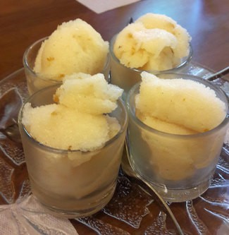 Sorbete de vino blanco con litchi, angostura, piel de naranja y manzana