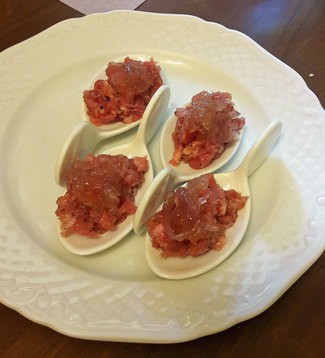 Mini steak tartar con mermelada de cebolla.