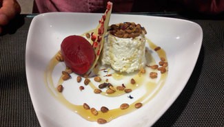 Requesón de vaca de Mas Mercé, con miel, piñones, sorbete de frambuesa