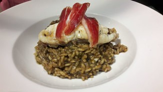 Arroz de algas y rape con virutas de jamón ibérico.