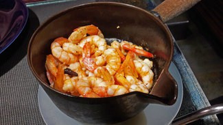 Colas de gambas al ajillo con pimiento de cirereta