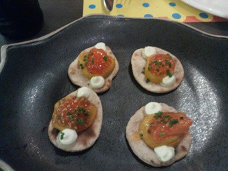 BAIGNAN BARTHA: Berenjena ahumada al Tandoor con queso de cabra sobre naan