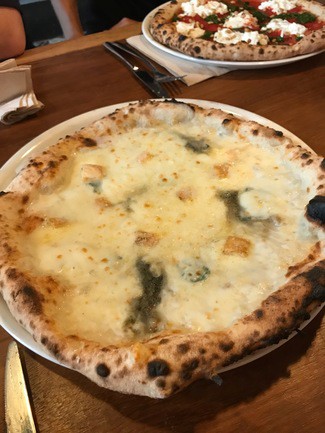 Las pizzad estaban buenísimas, esta la de 4 quesos.