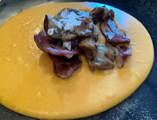 Secreto ibérico con boletus y gachas