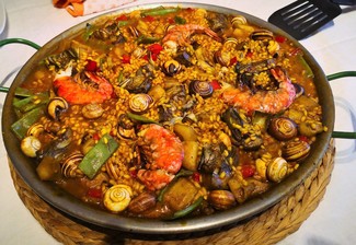 Arroz de sepia, alcachofas, caracoles y gambones