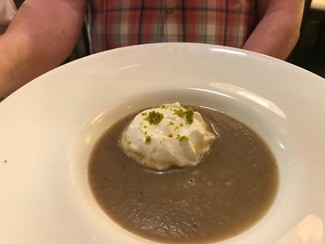 Cream de hongos con espuma de requesón.