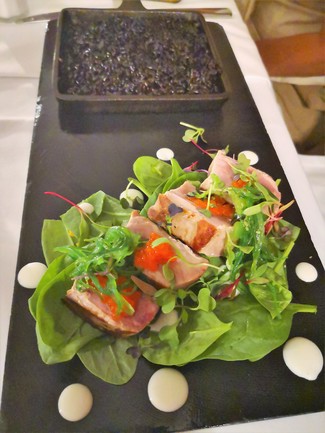 Atún rojo con arroz negro