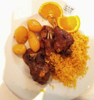 Cabrito al horno al estilo de Monção con patata asada y arroz al horno